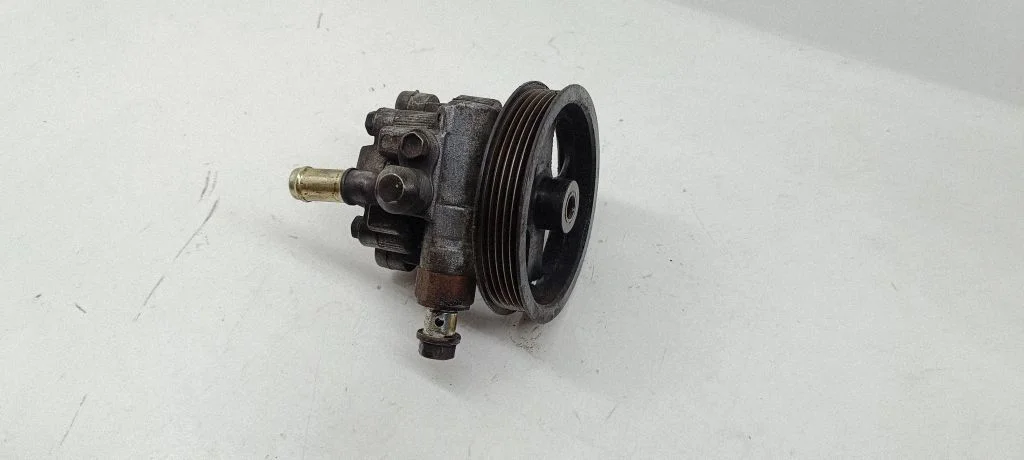 Power steering pump – Toyota RAV 4 (XA20) (2000-2005)
