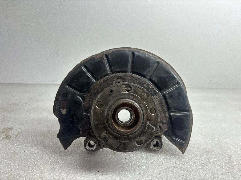 Priekšējais rumbas turētājs (šarnīra dakša) – Volkswagen Passat CC (2008-2016)