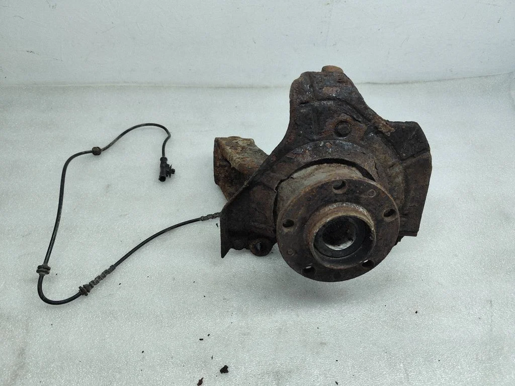 Front wheel hub – left