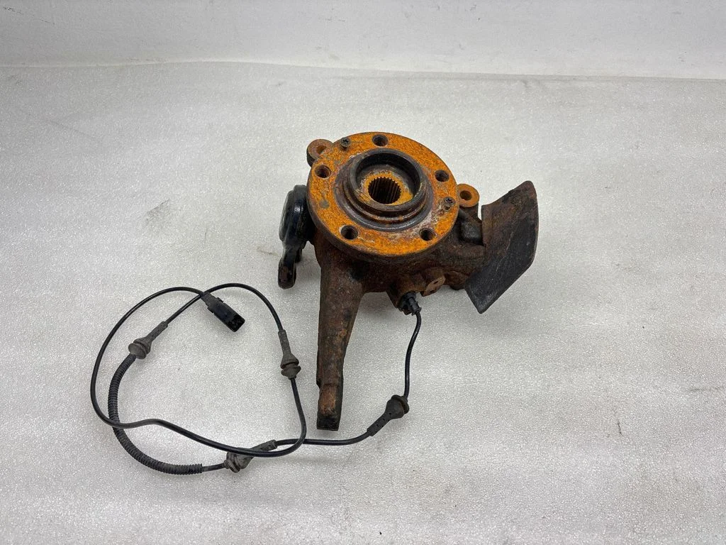 Front wheel hub – left