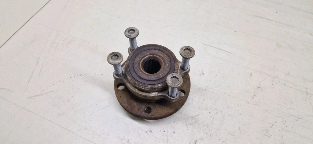 Front wheel hub
