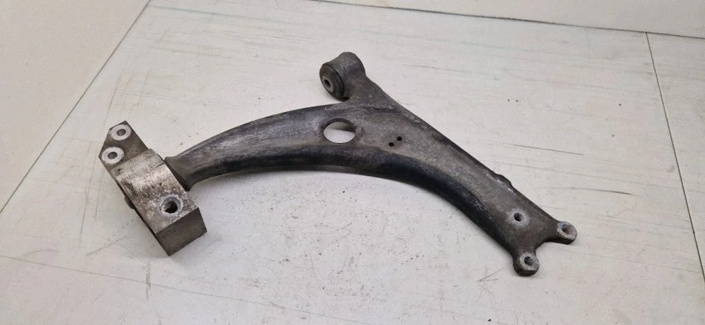 Front lower control arm/wishbone 3C0407153B