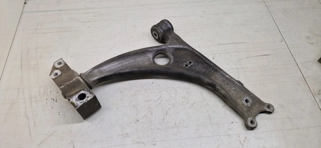Front lower control arm/wishbone 3C0407153B