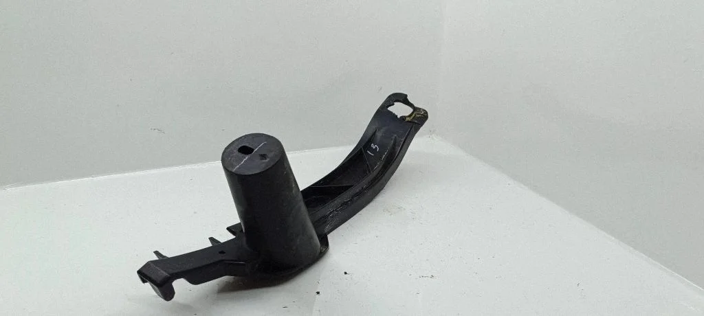 Front bumper mounting bracket – Volkswagen Jetta V (2005-2010)