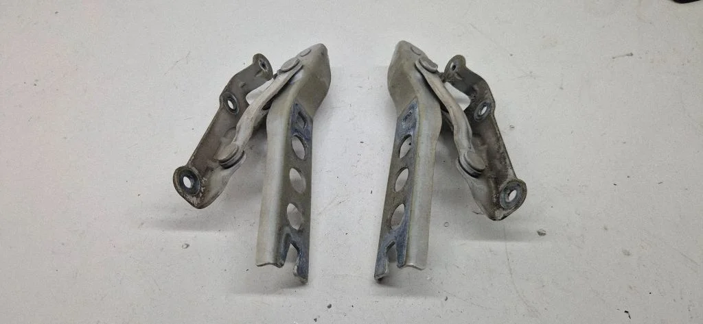 Engine bonnet/hood hinges – Skoda Octavia Mk2 (1Z) (2004-2013)