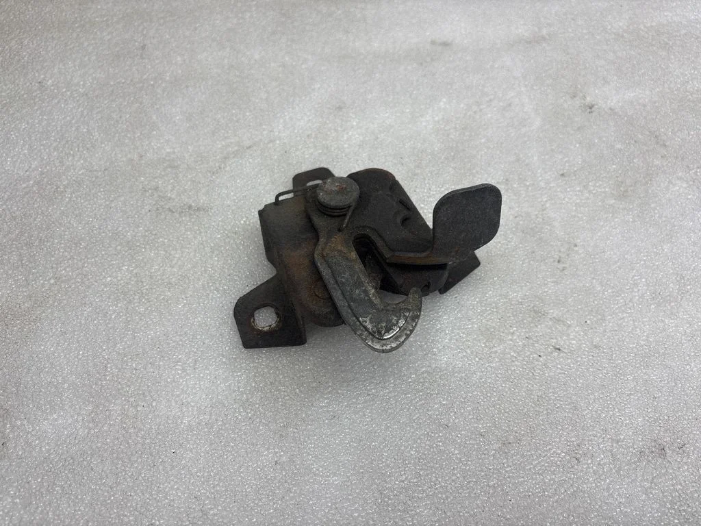 Engine bonnet/hood lock/catch
