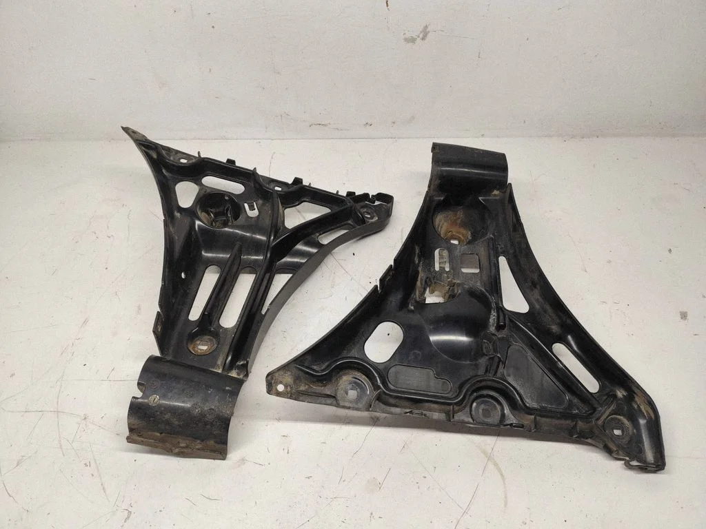Rear bumper mounting bracket 7060795