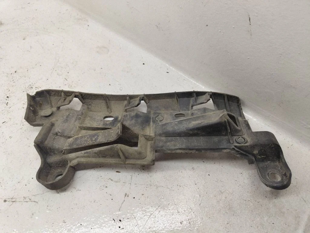 Tagumise kaitseraua kinnitusklamber – Volkswagen Caddy (2004-2010)