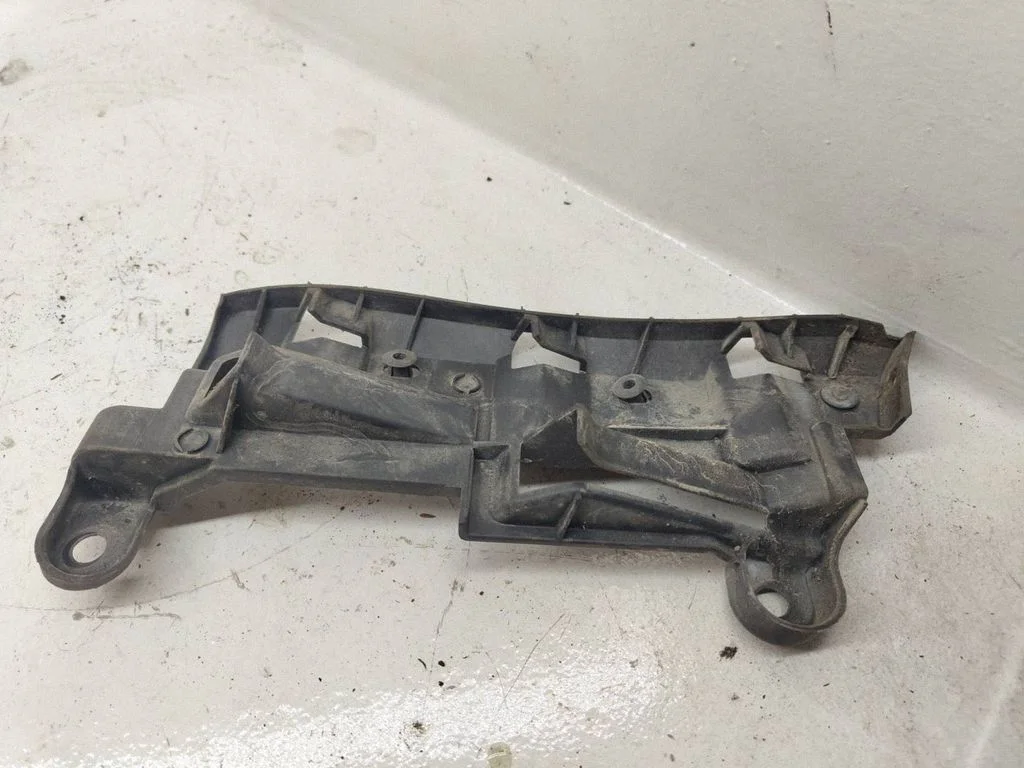 Tagumise kaitseraua kinnitusklamber – Volkswagen Caddy (2004-2010)