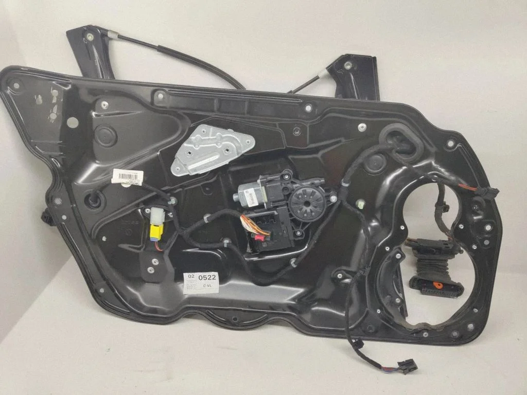 Priekšējā el. loga pacēlāja mehānisma komplekts – Volkswagen Passat B6 (2005-2010)