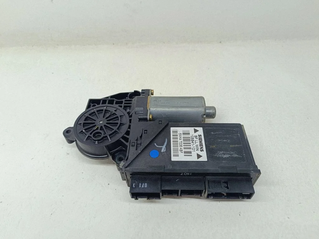 Front door window regulator motor – Audi A4 S4 B6 8E 8H (2001-2005)