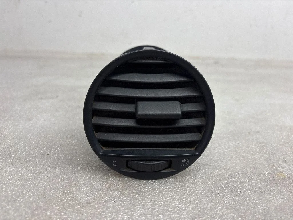 Armatuurlaua keskmine õhutusrest – Volkswagen Caddy (2004-2010)