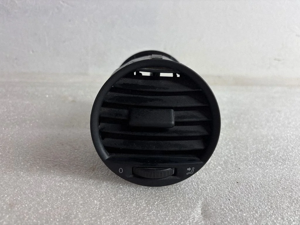 Armatuurlaua keskmine õhutusrest – Volkswagen Caddy (2004-2010)
