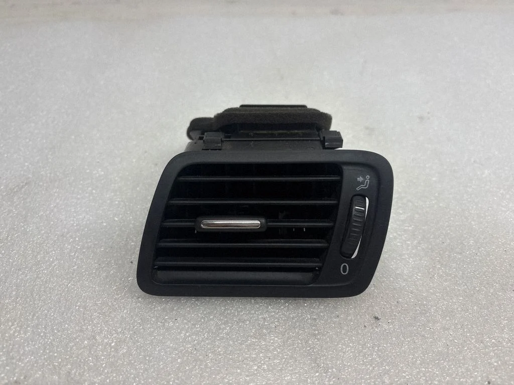Armatuurlaua külje õhutusresti kate – Volkswagen Passat B6 (2005-2010)