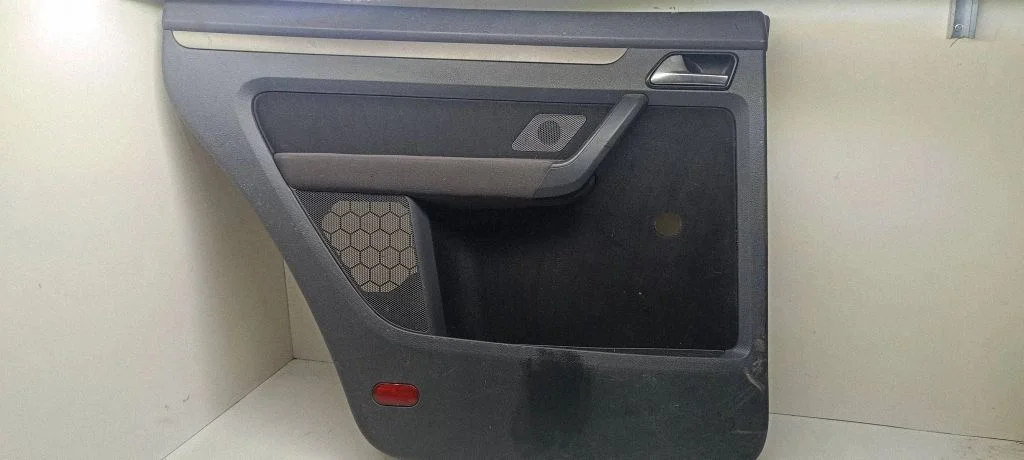 Tagumiste uste sisevooder – Volkswagen Touran I (2003-2010)
