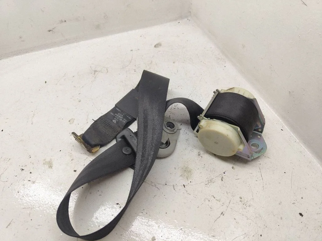 Rear seatbelt – Volkswagen Caddy (2004-2010)