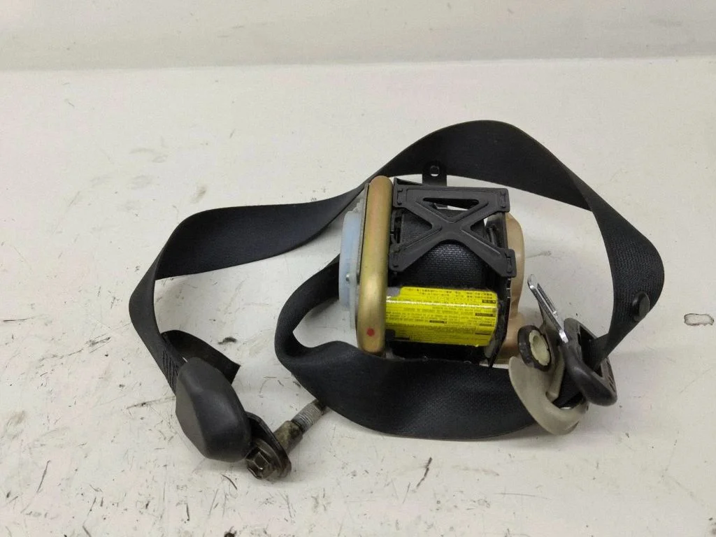 Front seatbelt – Toyota Avensis T250 (2003-2006)