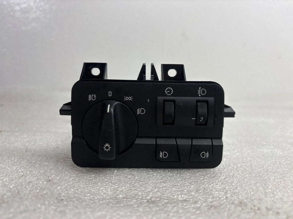 Light switch 6925077