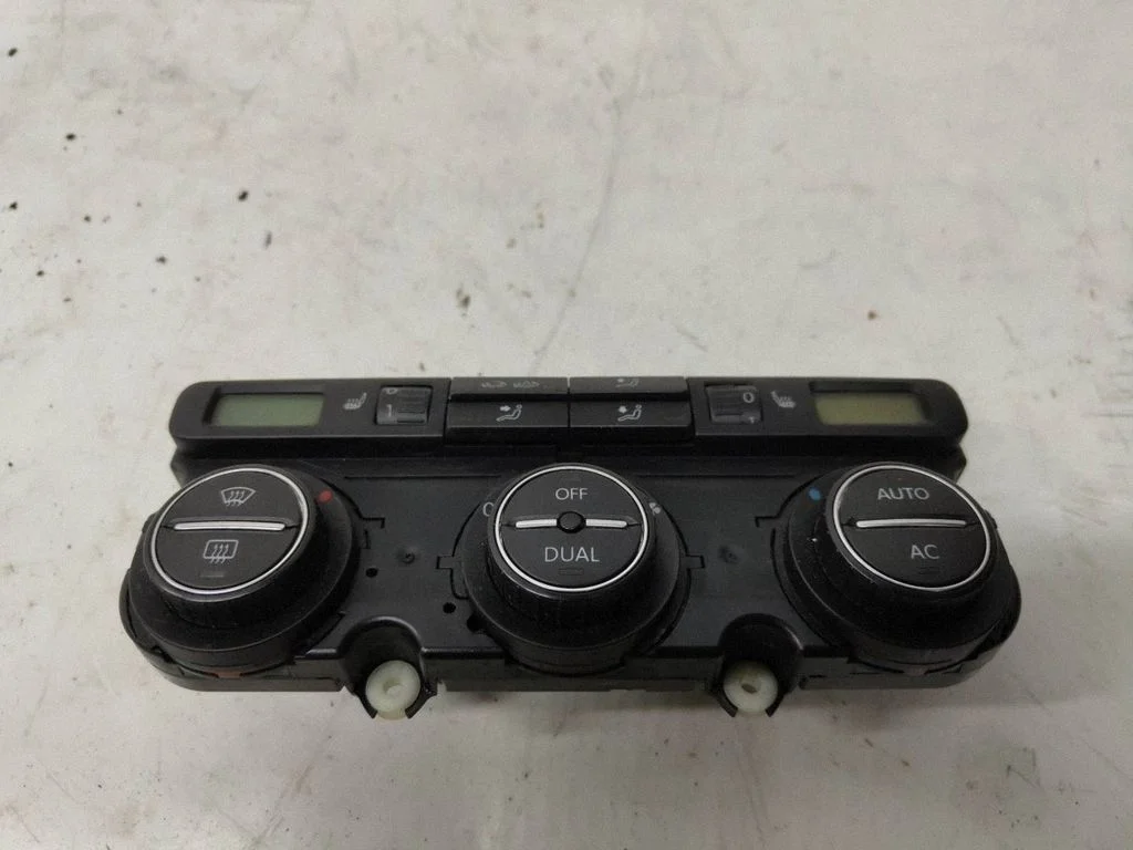 Kliimaseadme/kütte juhtplokk (salongis) – Volkswagen Passat CC (2008-2016)