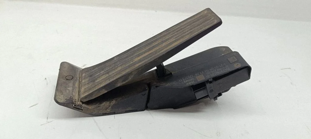 Accelerator throttle pedal – BMW 1 Series E81 E87 (2004-2011)