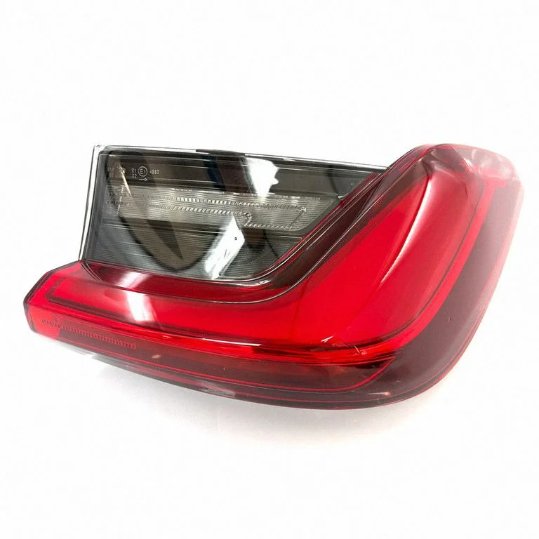Lampa tylna w błotniku H4744275808