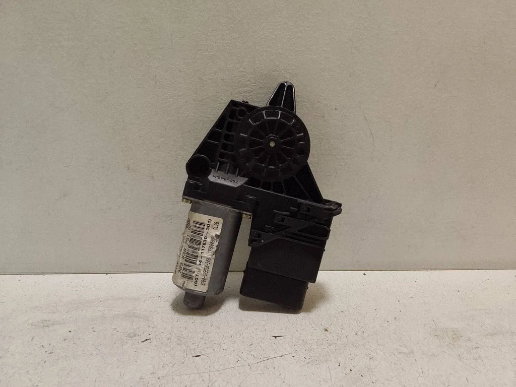 Rear door window regulator motor – Volkswagen Passat B5.5 (2001-2005)