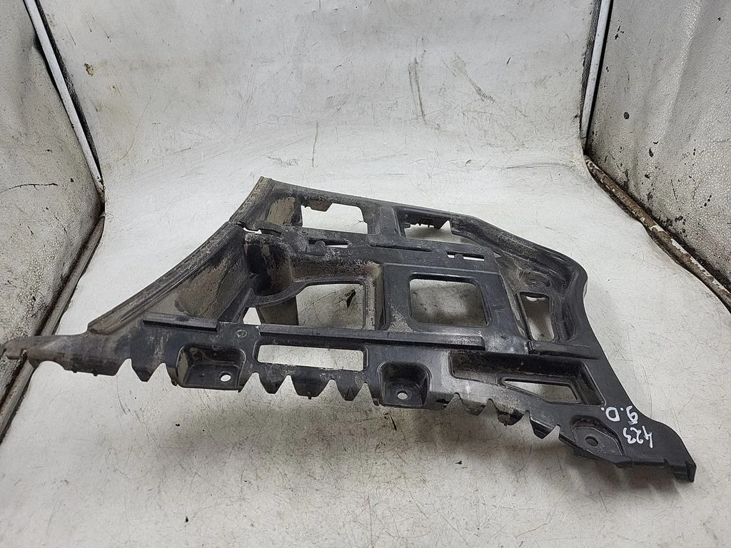 Rear bumper mounting bracket 7058520
