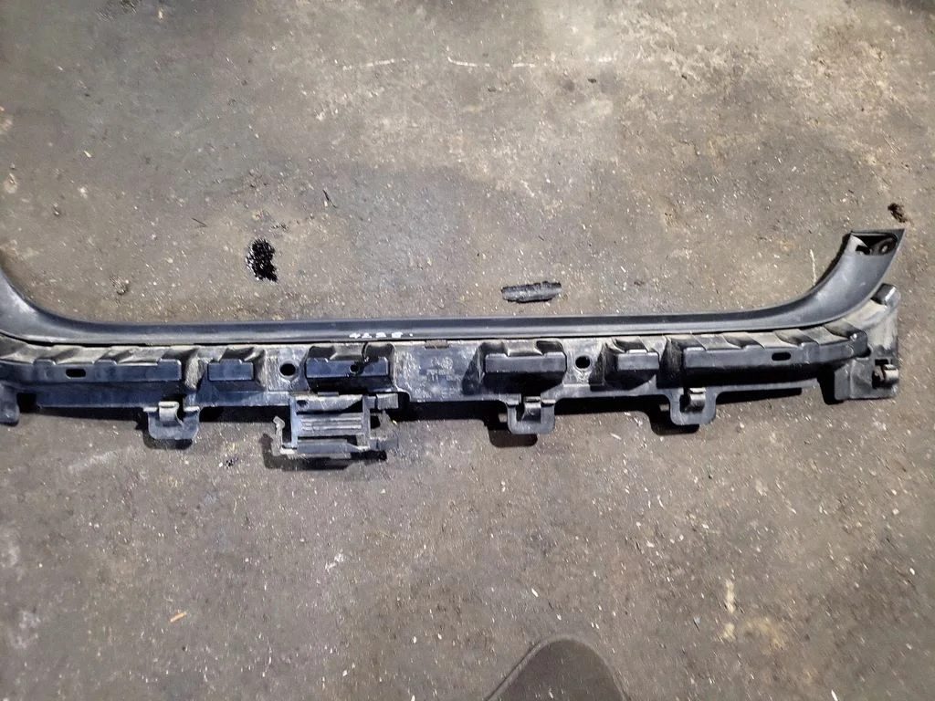 Rear bumper mounting bracket 72758411