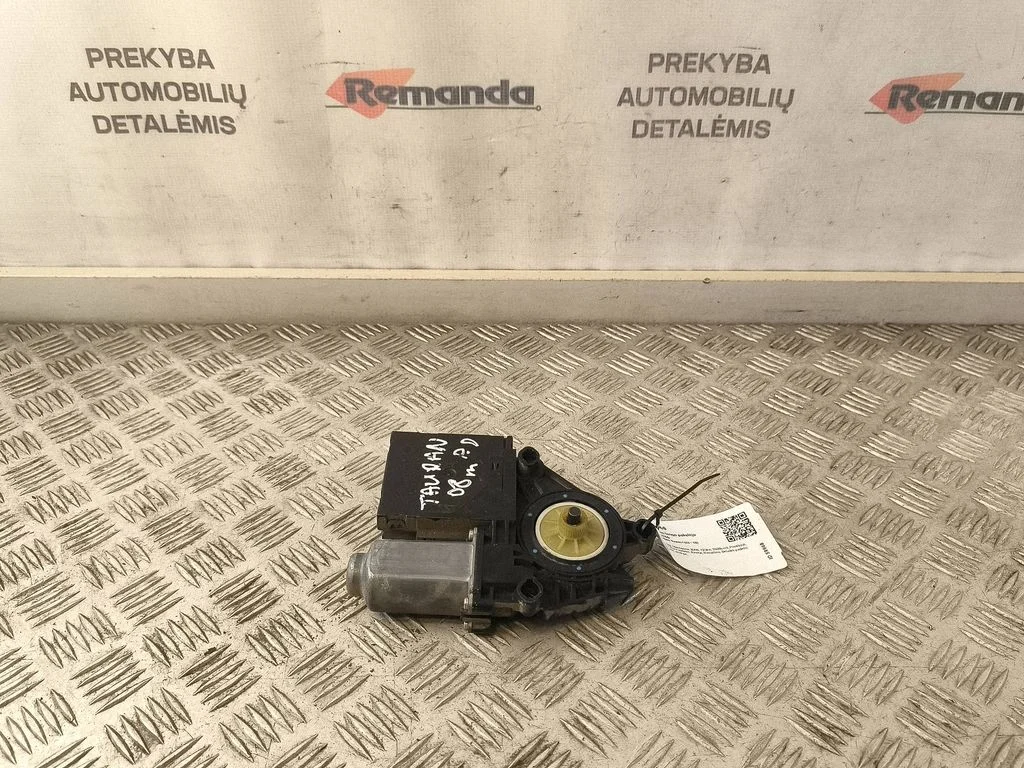 Priekšējā loga pacēlāja motoriņš 1T0959702M