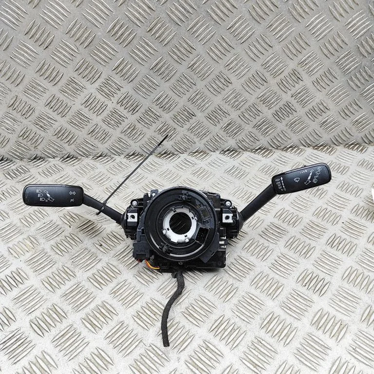 Pagriezienu/gaismu svira – Volkswagen Golf VIII (2019-)