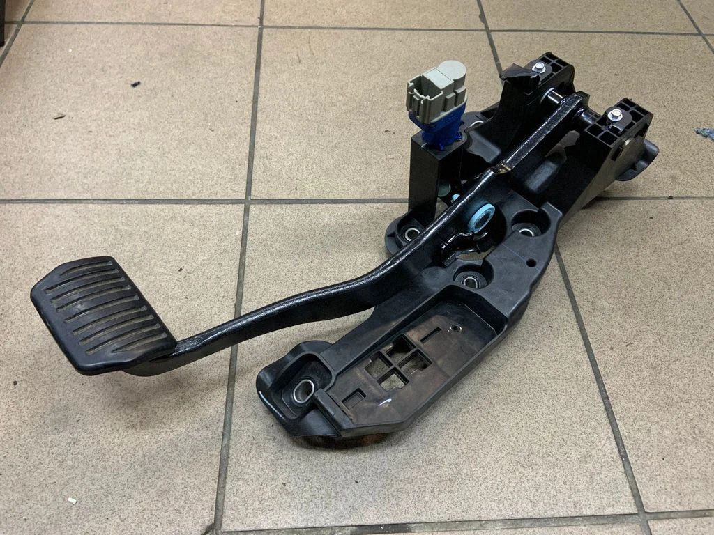 Pedał hamulca E1GC9F856MF