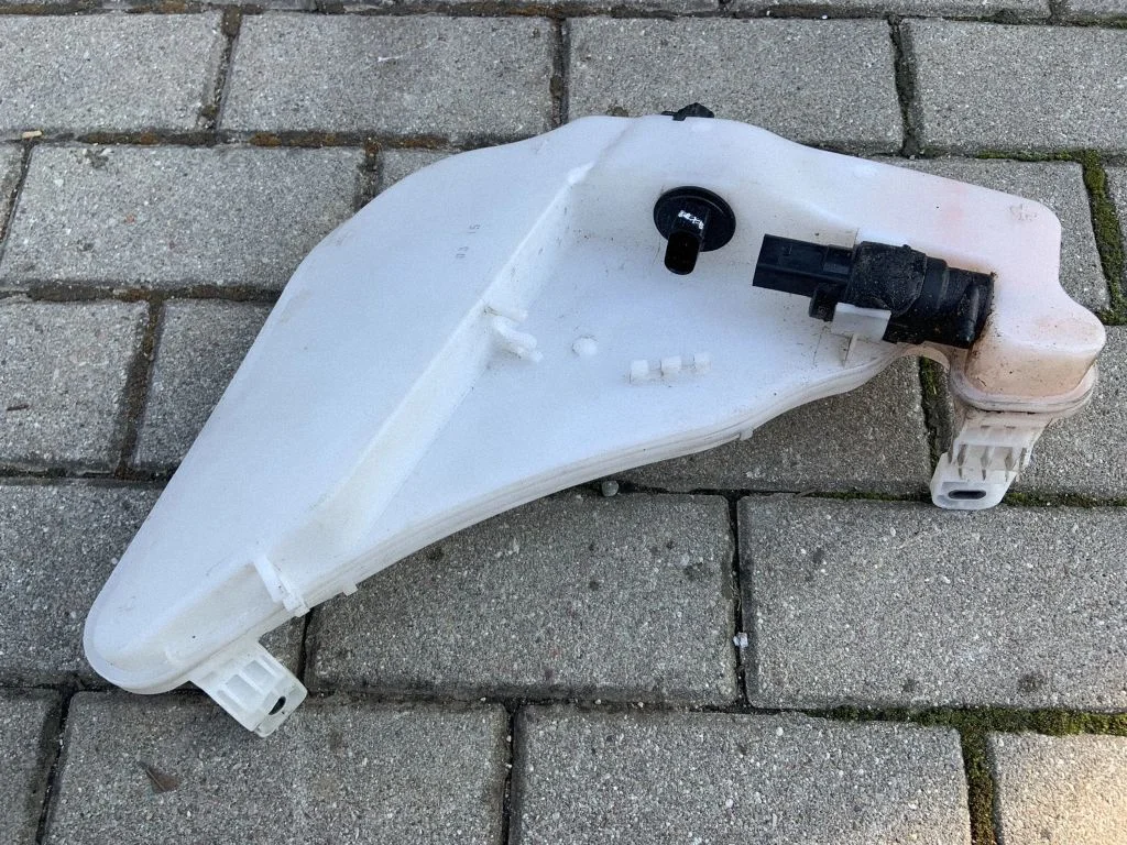 Zbiorniczek spryskiwacza 4G8955451E