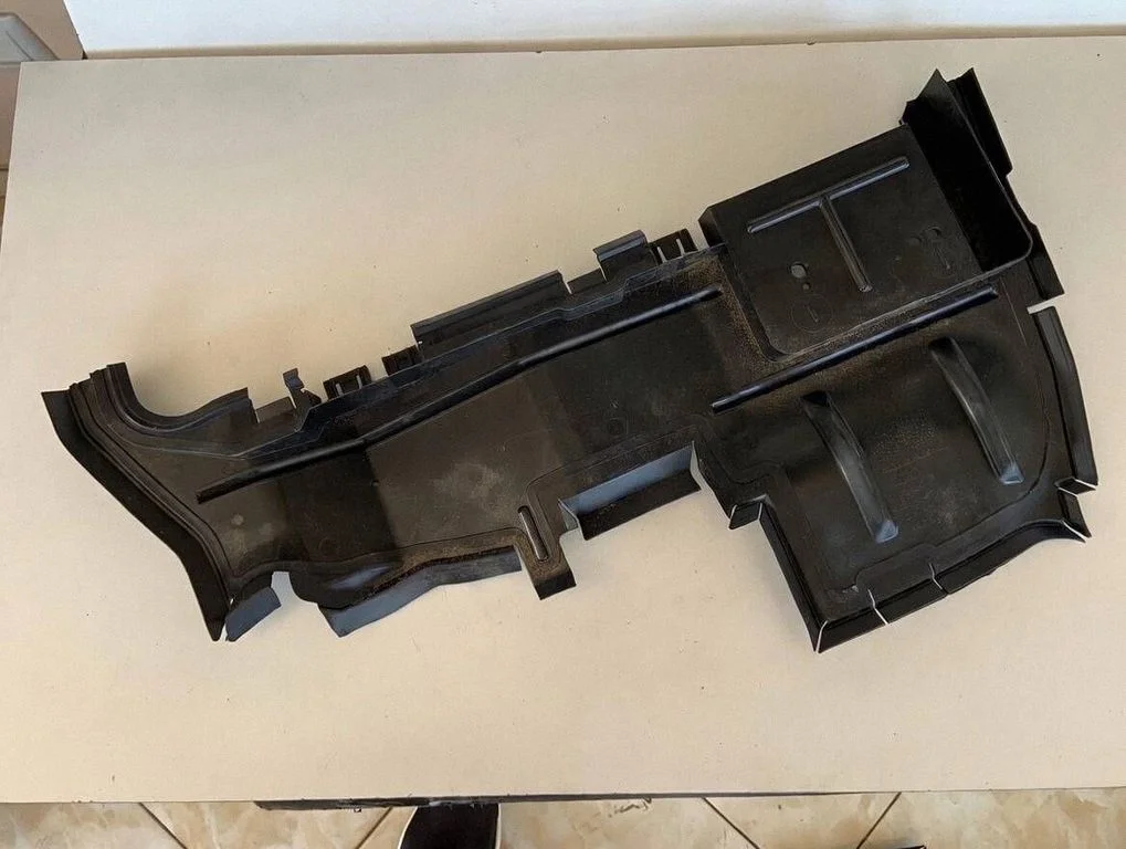 Intercooler air guide/duct channel 4G0121284AA