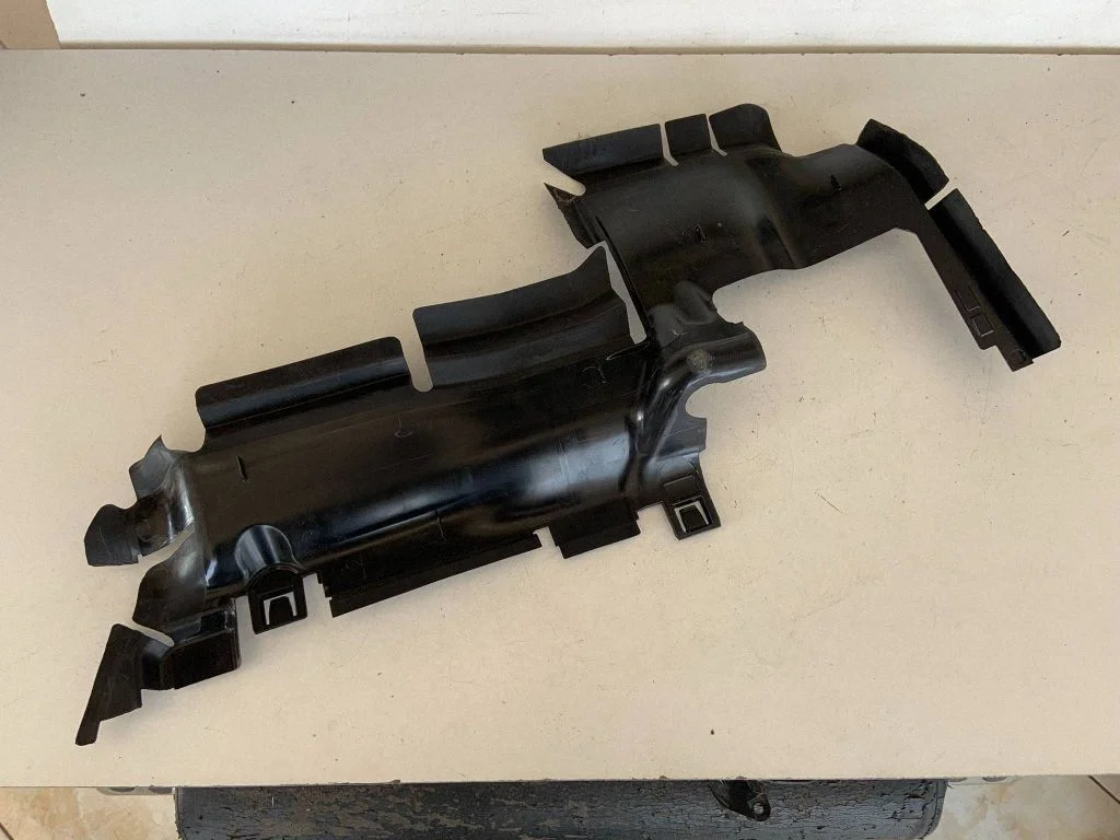 Intercooler air guide/duct channel 8W0121283AM