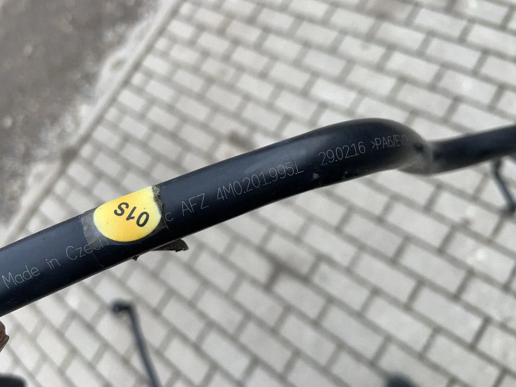 Šļūtene (-es)/ caurule (-es) 4M0201995L