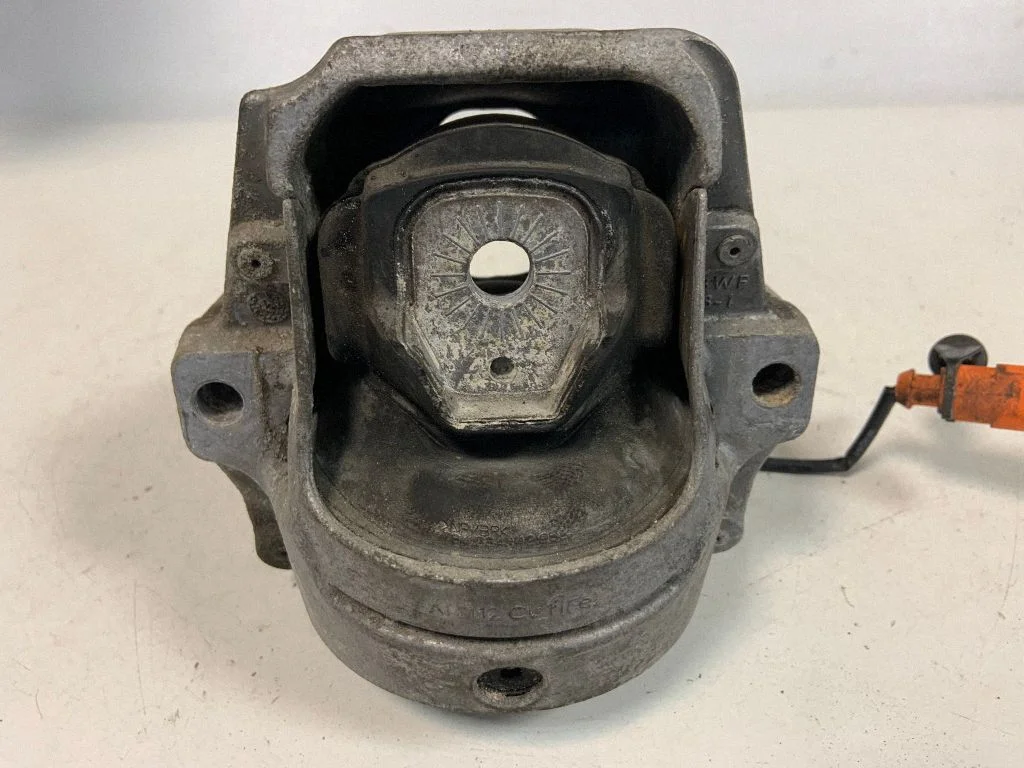 Engine mount bracket 8R0199381