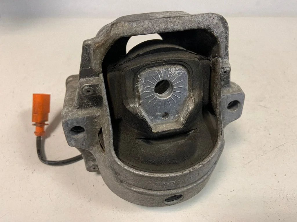 Engine mount bracket 8R0199381