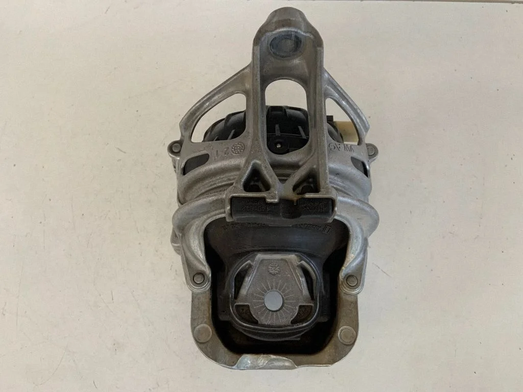 Engine mount bracket 4M0199372FE