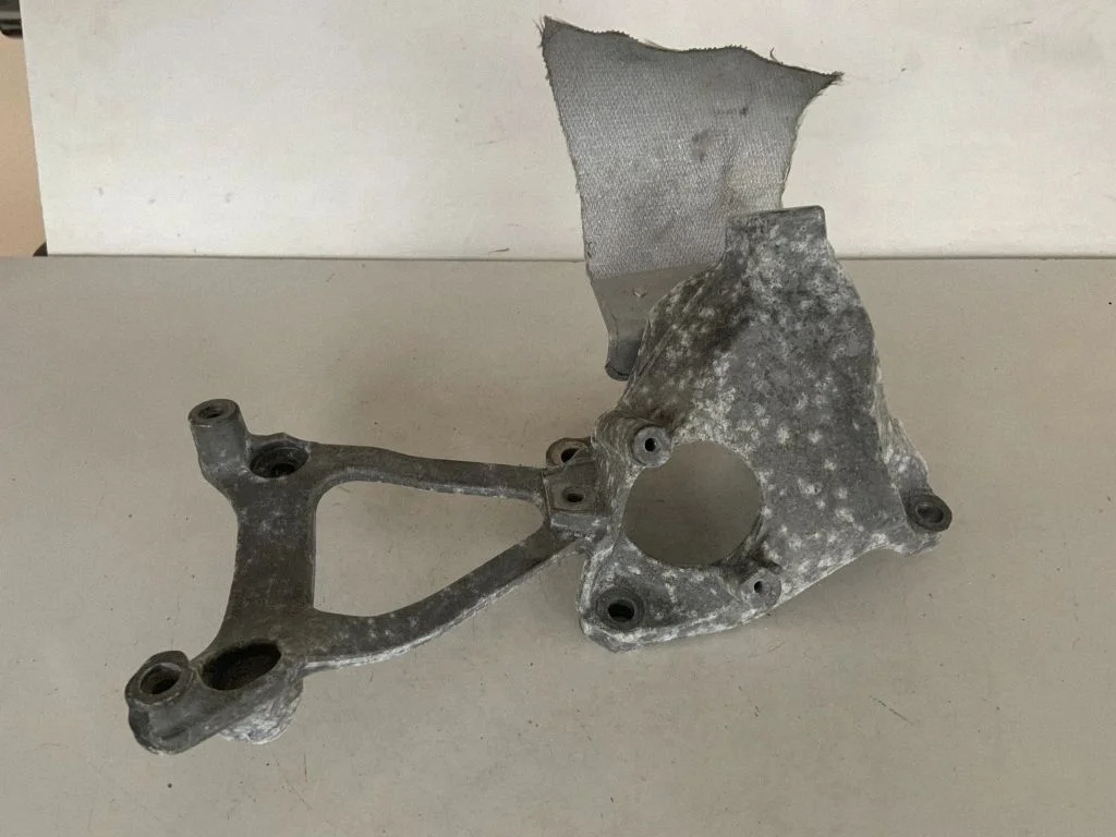 Mootori kinnituskronstein 4M0199307AE