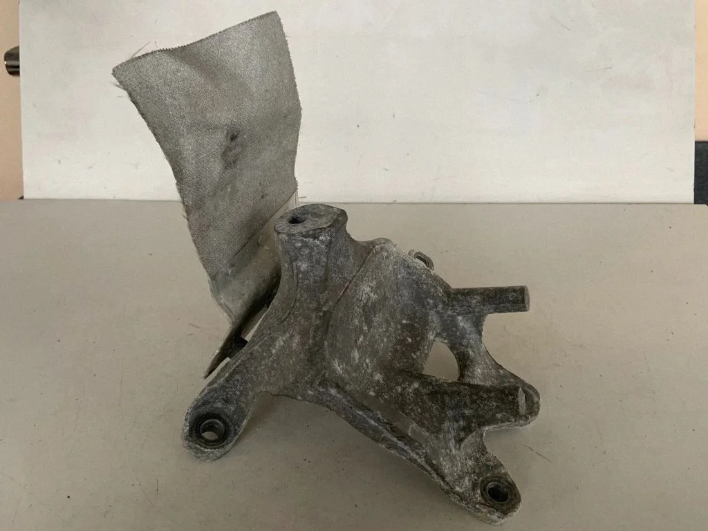 Mootori kinnituskronstein 4M0199308AS