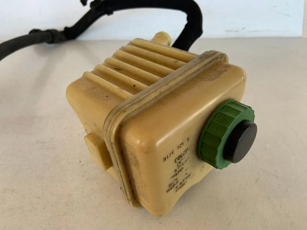 Power steering fluid tank/reservoir 7L6422373B