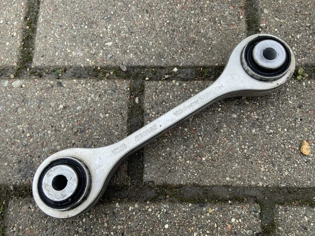 Priekinė stabilizatoriaus traukė
