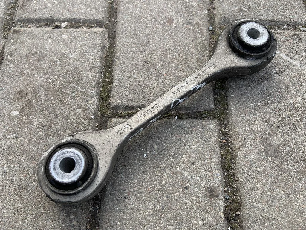 Priekinė stabilizatoriaus traukė