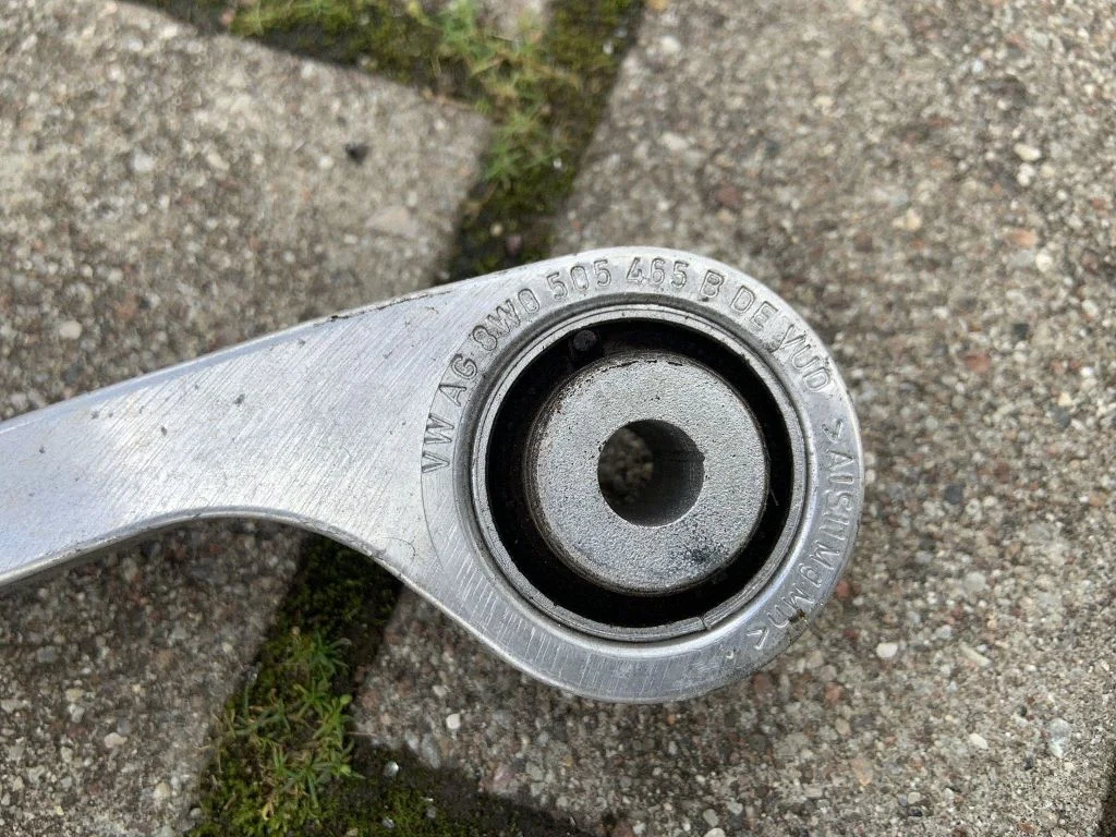 Tagumine stabilisaatori varras 8W0505465B