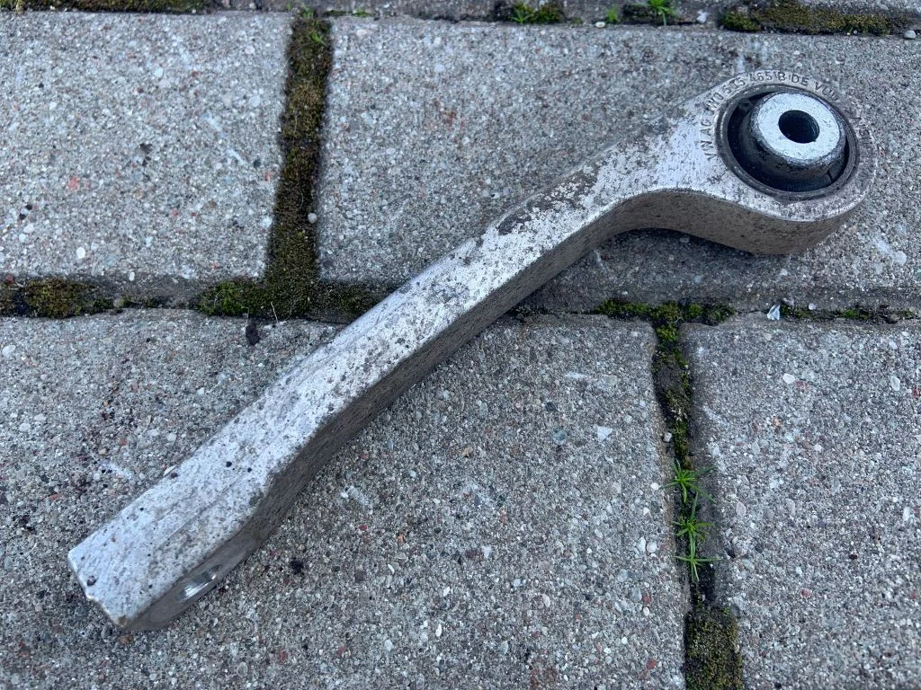 Tagumine stabilisaatori varras 8W0505465B