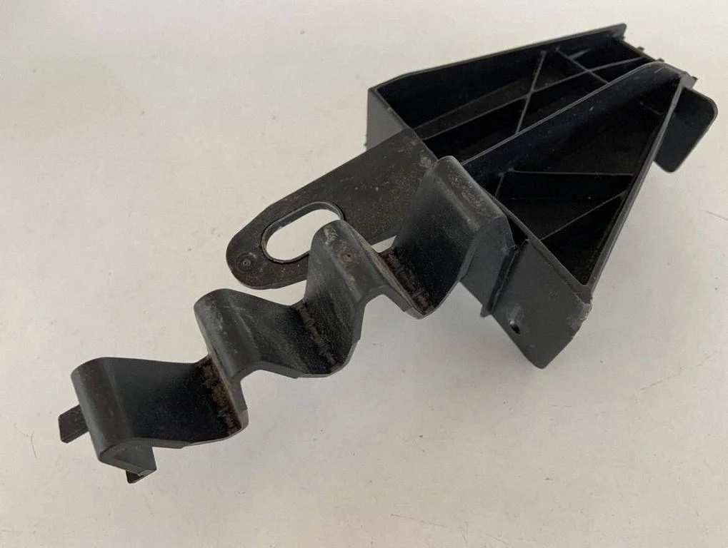 Esistange kinnitusklamber 8W0807333A