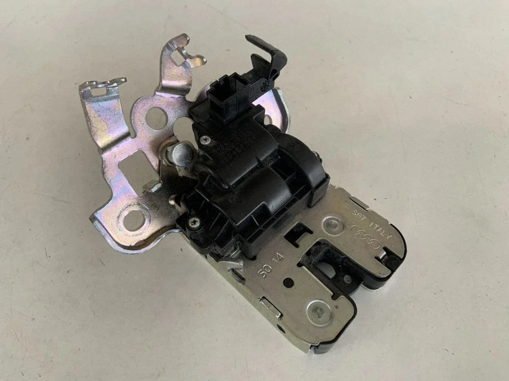 Zamek klapy bagażnika 8R0827505