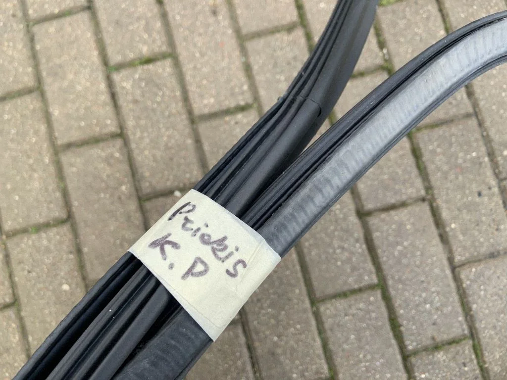 Front door rubber seal 8R0831721D