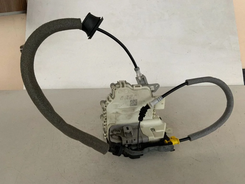 Zamek drzwi przednich 8J1837016F