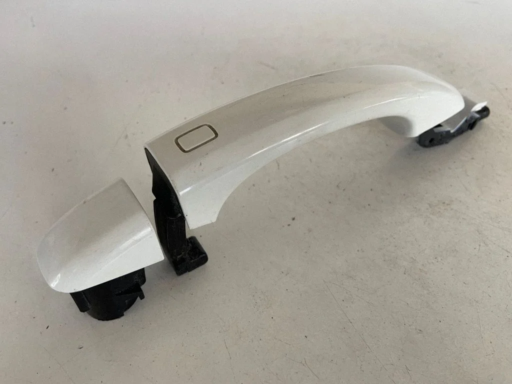 Tagaukse välimine käepide 8T0837205A